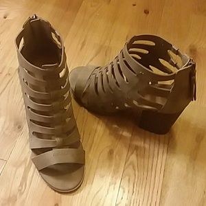 NWOT Indigo Rd cage sandals